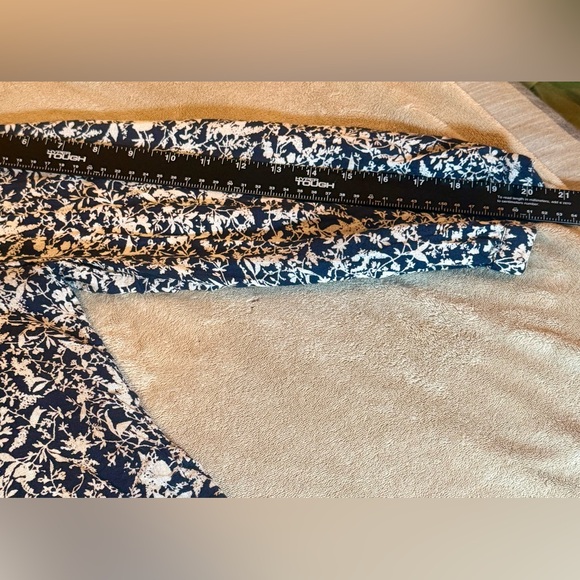Lucky Brand Navy White Floral Top Neck Shoulder Ruffle Prairie Trad Size M - Picture 10 of 11